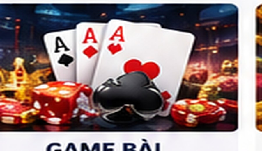 Bộ bài tây và chip trên bàn trò chơi